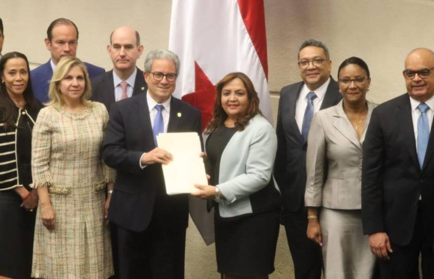 El ministro de Salud Fernando Boyd presenta proyecto de reformas a la CSS en la Asamblea Nacional.