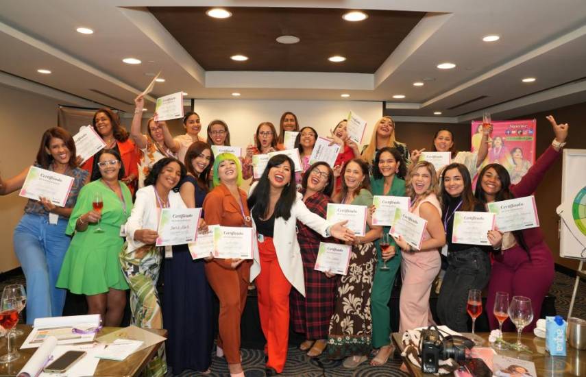 Ml | Grupo de mujeres empoderadas durante el taller “Autoimagen Magnética, Segura y Exitosa”.