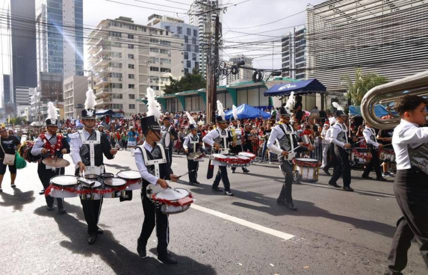 Todo un éxito el desfile de Navidad Ciudad de las Estrellas