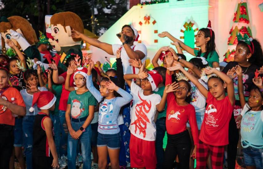 Ilusión por la encendida del árbol de la Cinta Costera