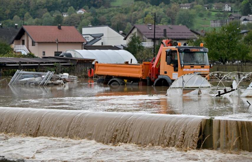 AFP | Se ve un vehículo en una carretera inundada tras las fuertes lluvias en la ciudad de Kiseljak.