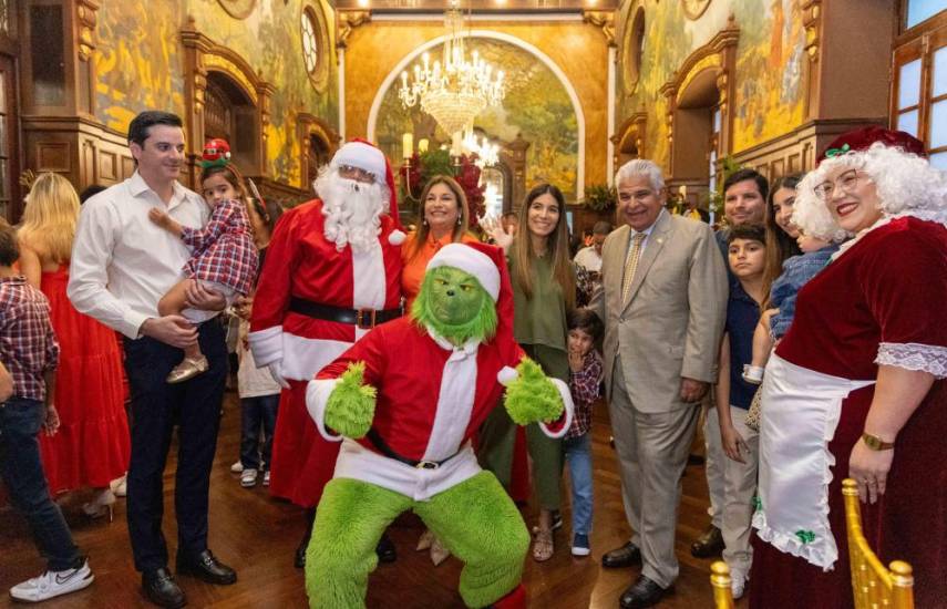 ML | La primera dama Maricel Cohen de Mulino, el presidente José Raúl Mulino y familiares en el Palacio de las Garzas.