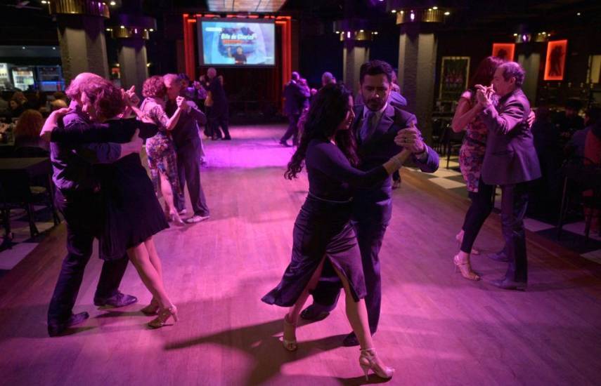 AFP | Los “bailarines profesionales de Tango Taxi”.