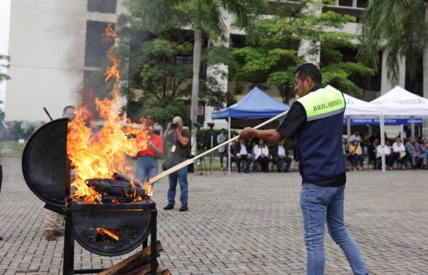 Ceremonia de cremación de banderas en desuso marca el inicio de las fiestas patrias