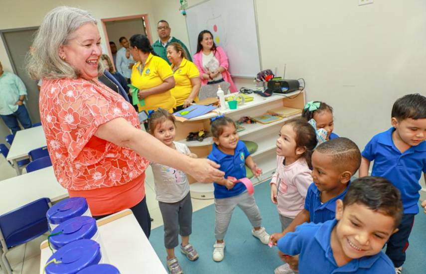 ML | Beatriz Carles, ministra de Desarrollo Social visita a niños en UN CAIPI.