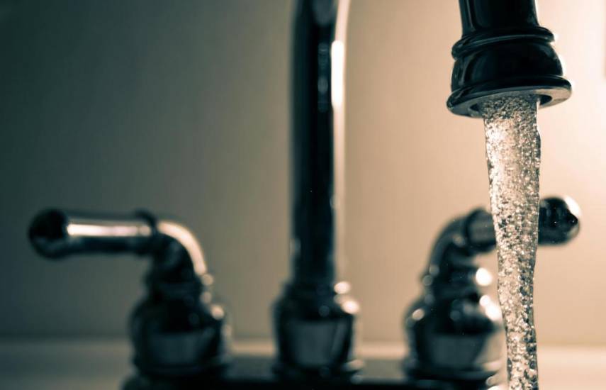 PEXELS | Un grifo de agua potable dentro de una residencia.