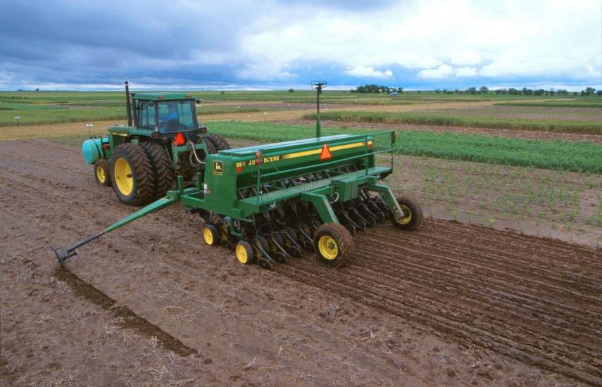 PIXABAY | Un tractor preparando el campo para iniciar la siembra de semillas y cosechar arroz. Esta es una herramienta fundamental en el campo.