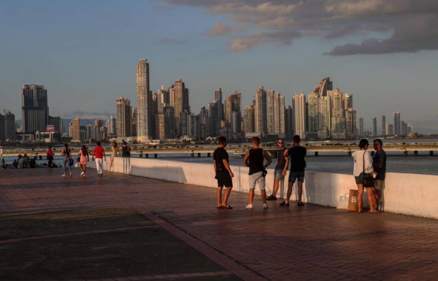 J.APARICIO | Turistas se toman fotos en el Casco Antiguo donde se aprecian los edificios ubicados en Avenida Balboa y Paitilla.