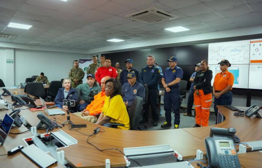 Autoridades reunidas en el Centro de Operaciones de Emergencia del Sinaproc.