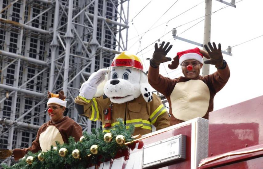 Todo un éxito el desfile de Navidad Ciudad de las Estrellas