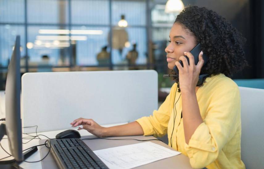 Pexels | Mujer recibe una llamada telefónica.