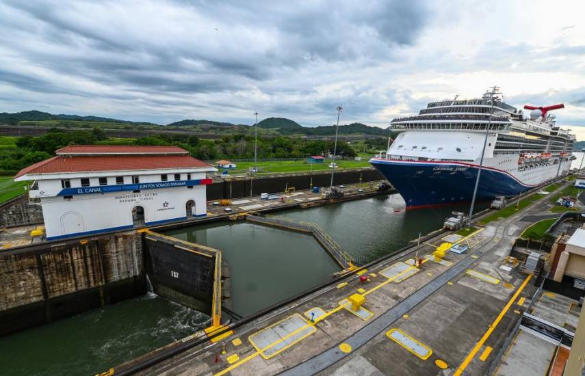 LUIS ACOSTA / AFP | Un crucero en las esclusas de Miraflores.