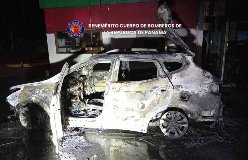 Bomberos controlan fuego en un auto cerca de una estación de combustible