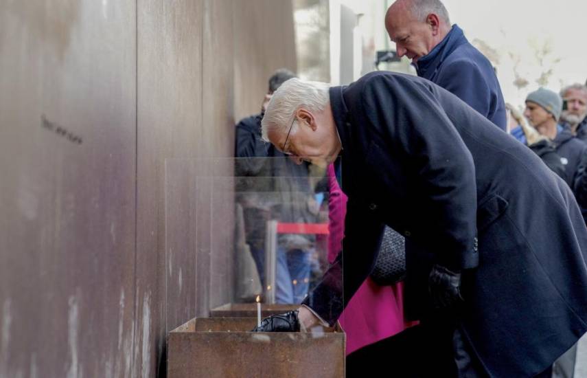 AFP | El presidente alemán Frank-Walter Steinmeier (delantero) enciende una vela observada por el alcalde de Berlín, Kai Wegner.