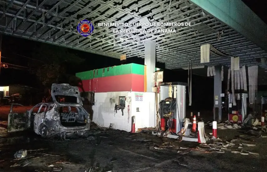 Bomberos controlan fuego en un auto cerca de una estación de combustible