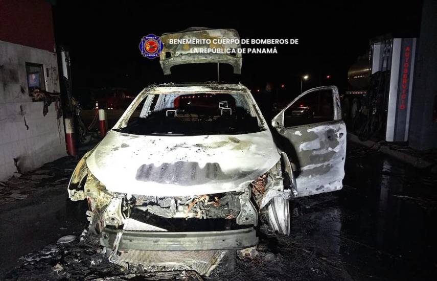 Bomberos controlan fuego en un auto cerca de una estación de combustible