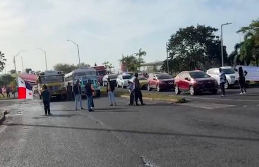 Protestan con cierres en Colón por plazas de empleo