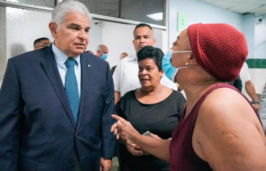 ML | El presidente dialogando con una adulta mayor durante un recorrido en la Caja de Seguro Social.