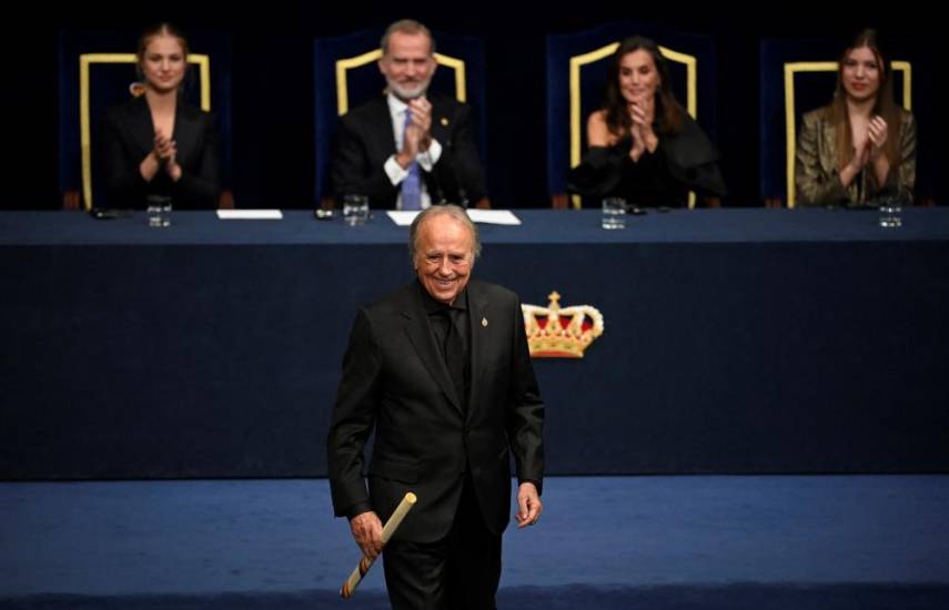 2024 Princess of Asturias Award for Arts laureate, Spanish singer Joan Manuel Serrat walks on stage next to (from R) Spanish Princess Sofia, Spain's Queen Letizia, Spain's King Felipe VI and Spanish Crown Princess of Asturias Leonor, during the 2024 Princess of Asturias award ceremony at the Campoamor theatre in Oviedo on October 25, 2024. (Photo by MIGUEL RIOPA / AFP)