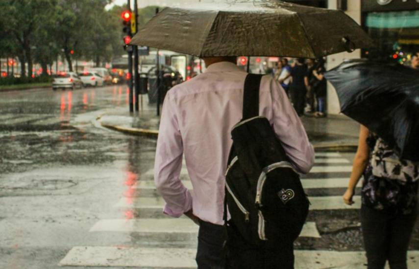 Personas se cubren con paraguas de la lluvia. Foto: Pexels
