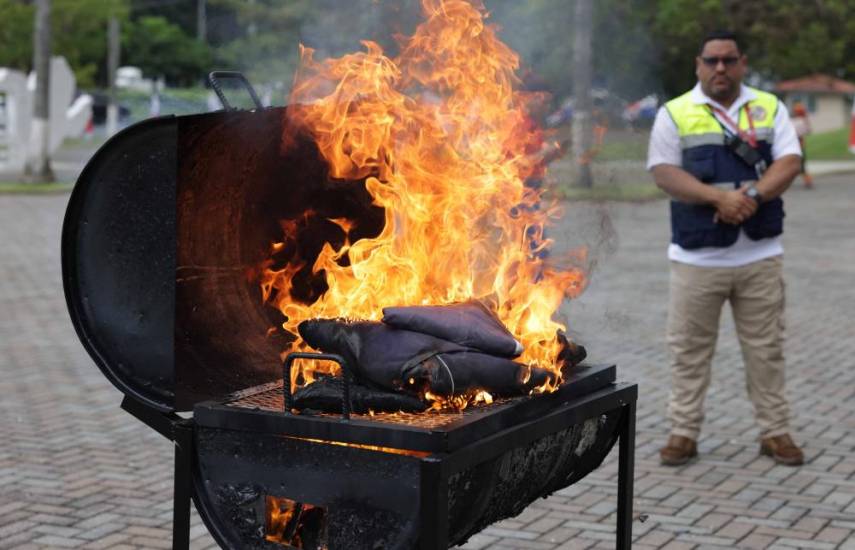 Ceremonia de cremación de banderas en desuso marca el inicio de las fiestas patrias