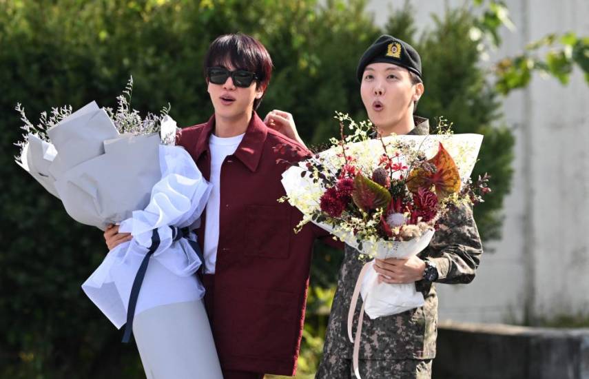 AFP | El cantante surcoreano Seok-Jin con un ramo de flores.