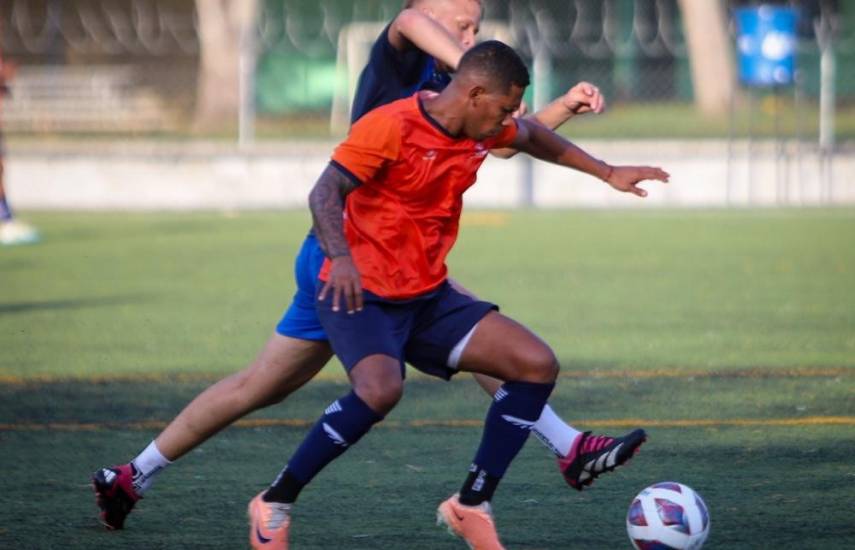 ML | Rolando Botello (Camisa naranja).