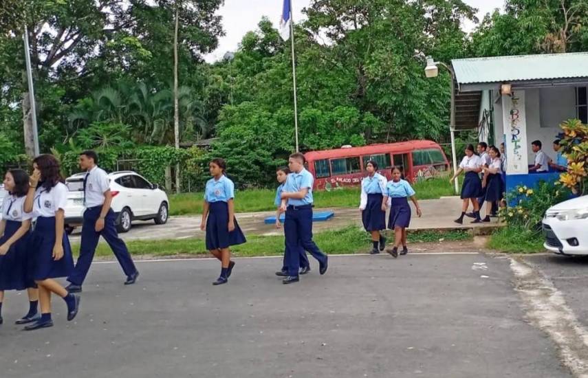 ML | Estudiantes salen de un aula de clases.