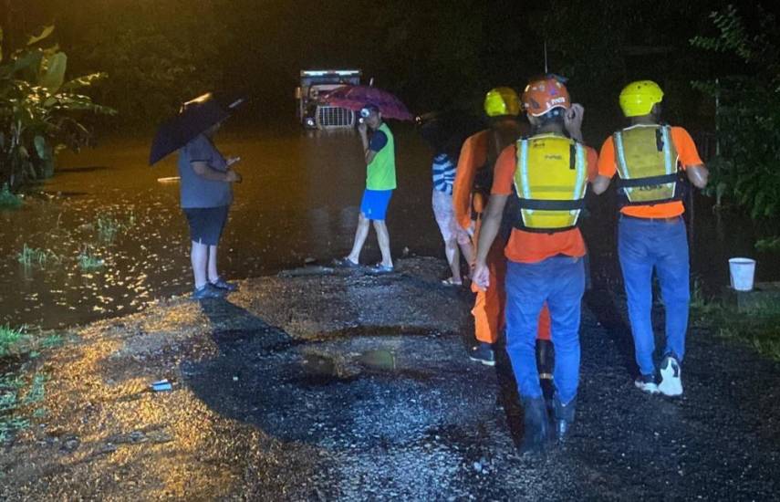 ML | Personal del SINAPROC ayuda en labores de rescate.