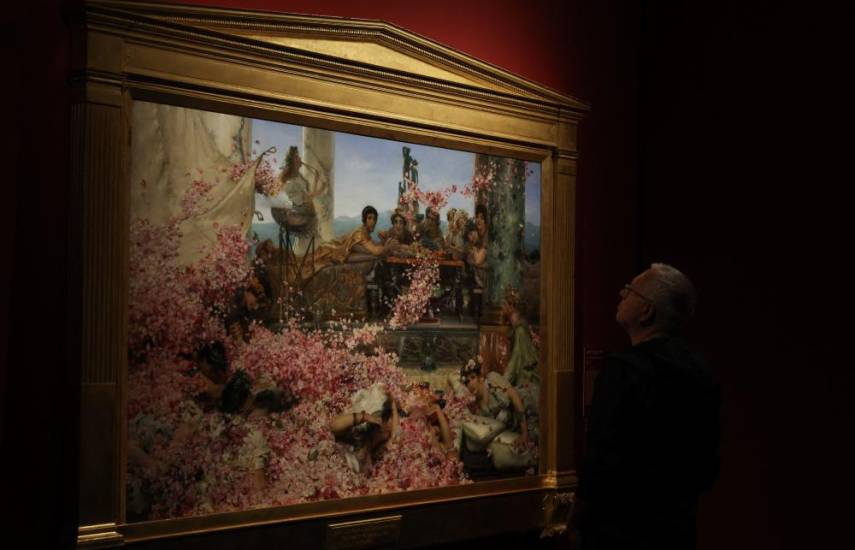 AFP | Un hombre observa una pintura de Lawrence Alma Tadema en la exposición de la colección privada Juan Antonio Pérez Simón en Madrid.