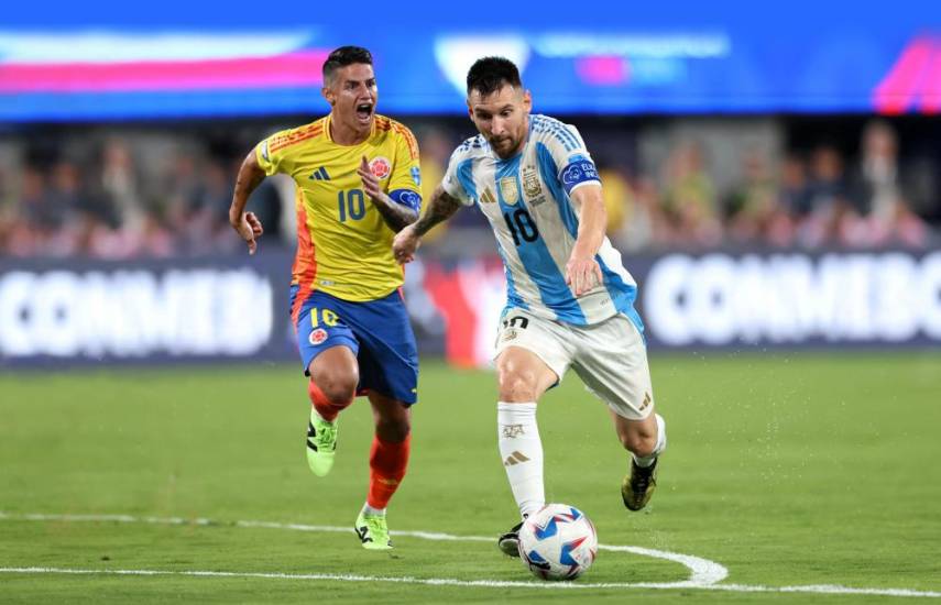 ML | Los futbolistas James Rodríguez (i), de Colombia, y Lionel Messi, de Argentina.