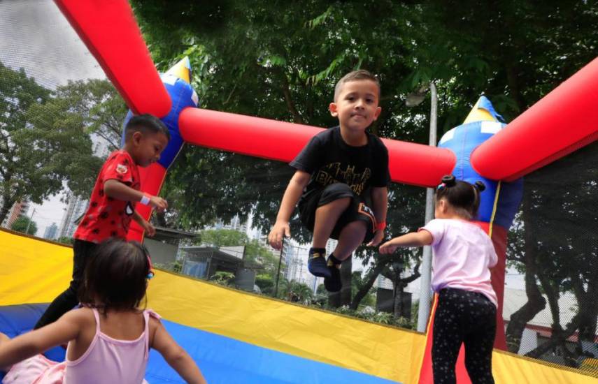 Cortesía | Los niños se divierten en los juegos inflables ubicados en el Parque Recreativo Omar.