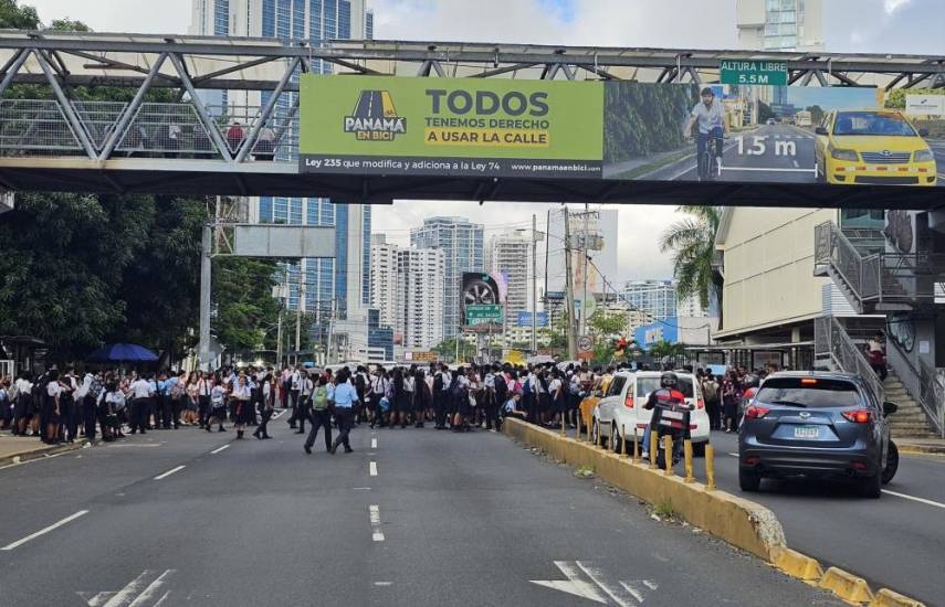 Protesta estudiantil se toma la Vía Israel