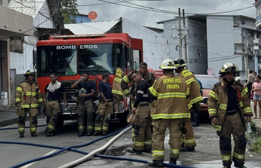 ML | Unidades del Cuerpo de Bomberos en el sitio.