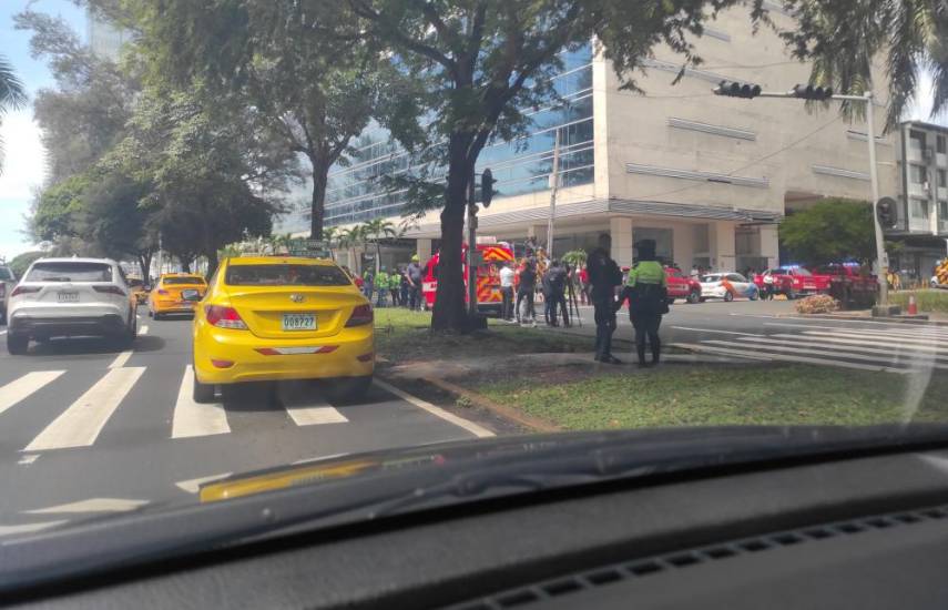 Bomberos sofocan incendio en edificio de la Avenida Balboa, una mujer resultó herida