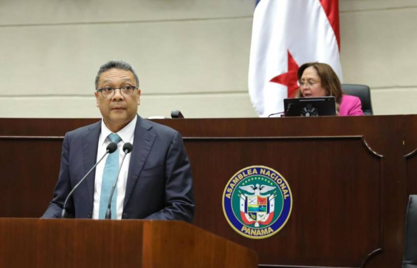 ML | Dino Mon, director de la CSS, en el pleno de La Asamblea Nacional. Atrás Dana Castañeda, presidenta de La Asamblea.