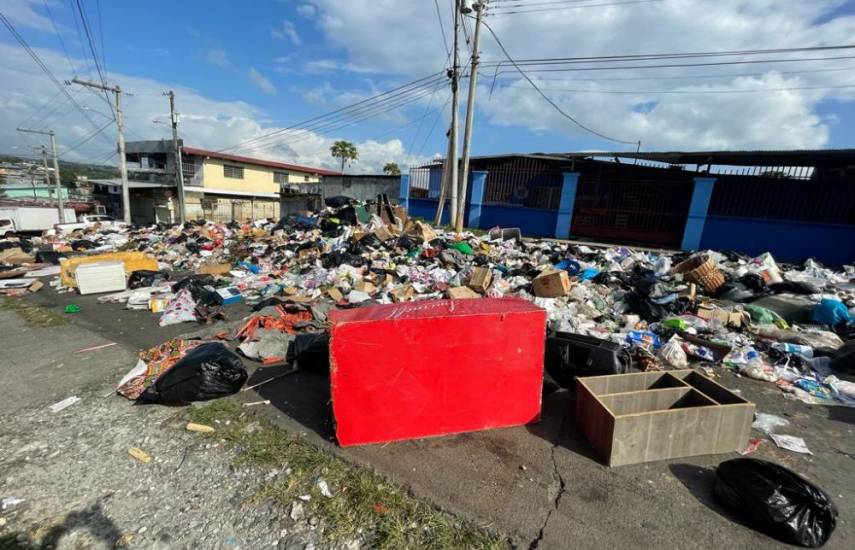 Residentes de El Poderoso en Torrijos Carter denuncian falta de recolección de la basura