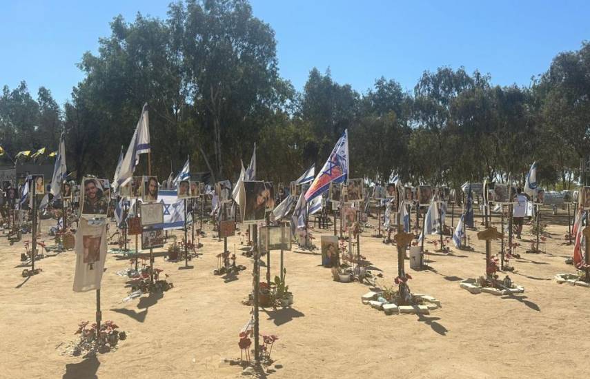 J.APARICIO | El lugar donde se realizaba el festival de música electrónica hoy es un escenario con banderas, fotos, flores, en recordatorio de las personas que murieron, tras el atentado de Hamás.