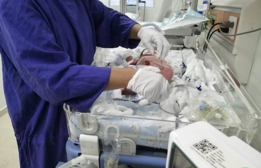 ML | Un doctor atiende un bebé en la sala de neonatología de la Caja de Seguro Social.