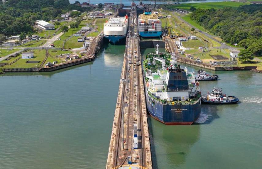 ML | Barcos realizan tránsito por una esclusa del Canal de Panamá.