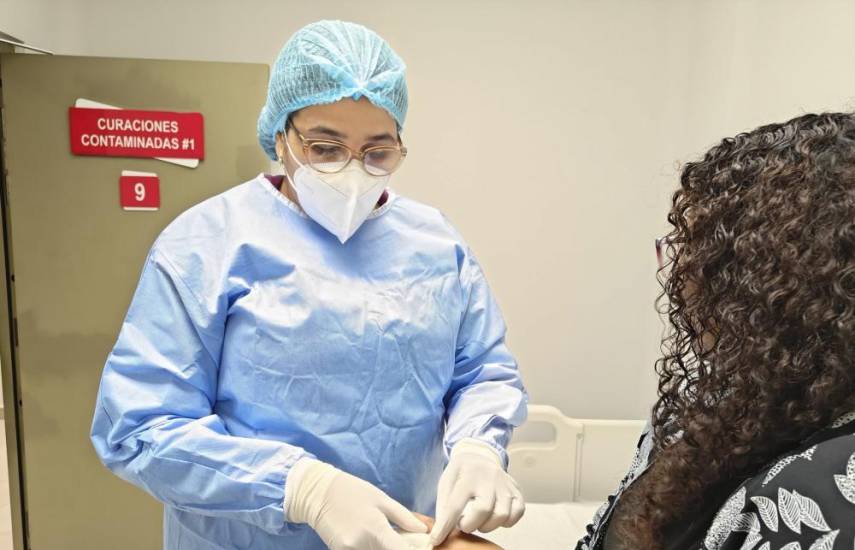 ML | Una doctora atiende a paciente en la nueva clínica.