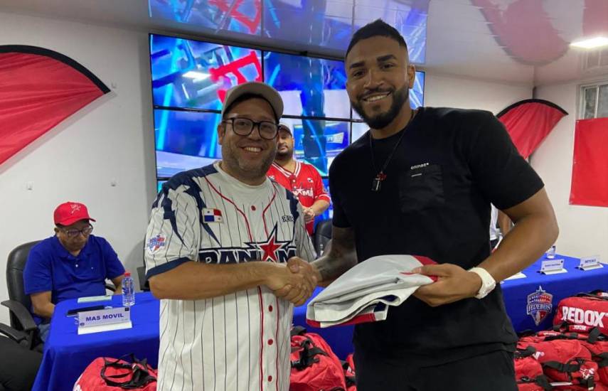 ML | Entrega de la bandera a Johan Camargo.