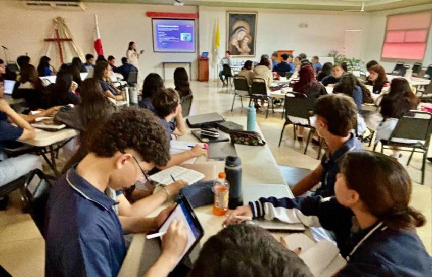 Más de mil jóvenes apasionados por la ciencia espacial participan del Geo Juvex 2024