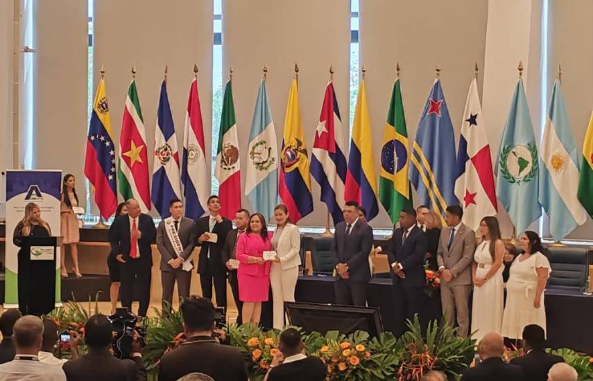 ML | Durante el acto de juramentación.