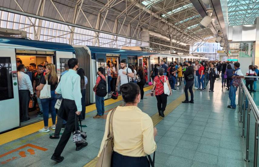 ML | Usuarios en una estación del Metro.