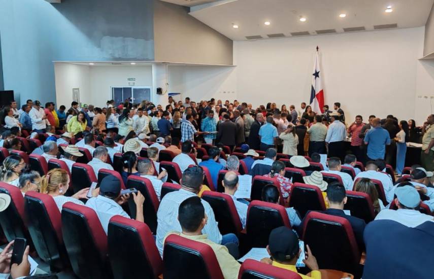 Alcaldes y representantes se toman la Asamblea y exigen que se cumpla con el presupuesto