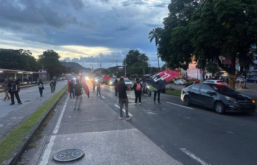 ML | Grupo de universitarios mantiene cerrada la Vía Transístmica frente a la Universidad de Panamá en ambos sentidos, en protestas por las reformas al Seguro Social.