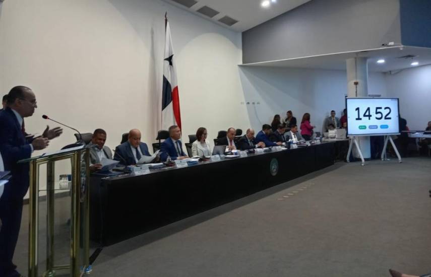 Presentación del rector de la Universidad de Panamá Eduardo Flores Castro en la Asamblea Nacional.