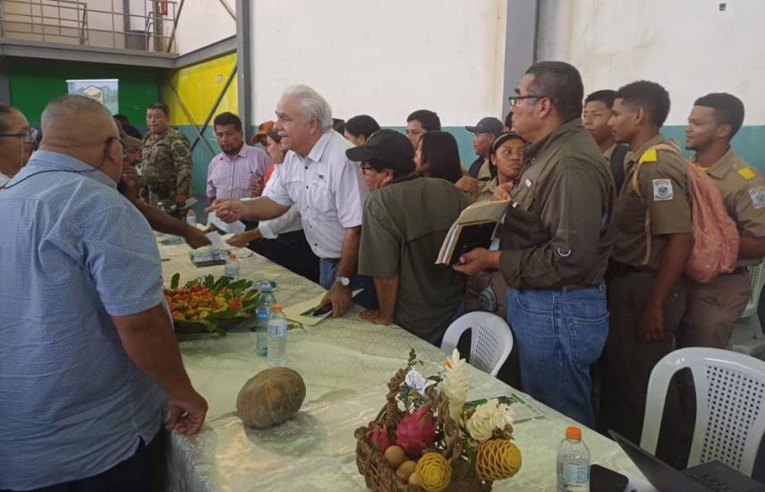 Ministro Linares se reúne con productores de plátano