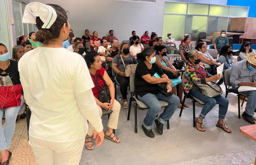 CSS | Una enfermera parada frente a un grupo de pacientes que esperan por una atención médica en la sala de un centro hospitalario de la Caja del Seguro Social.